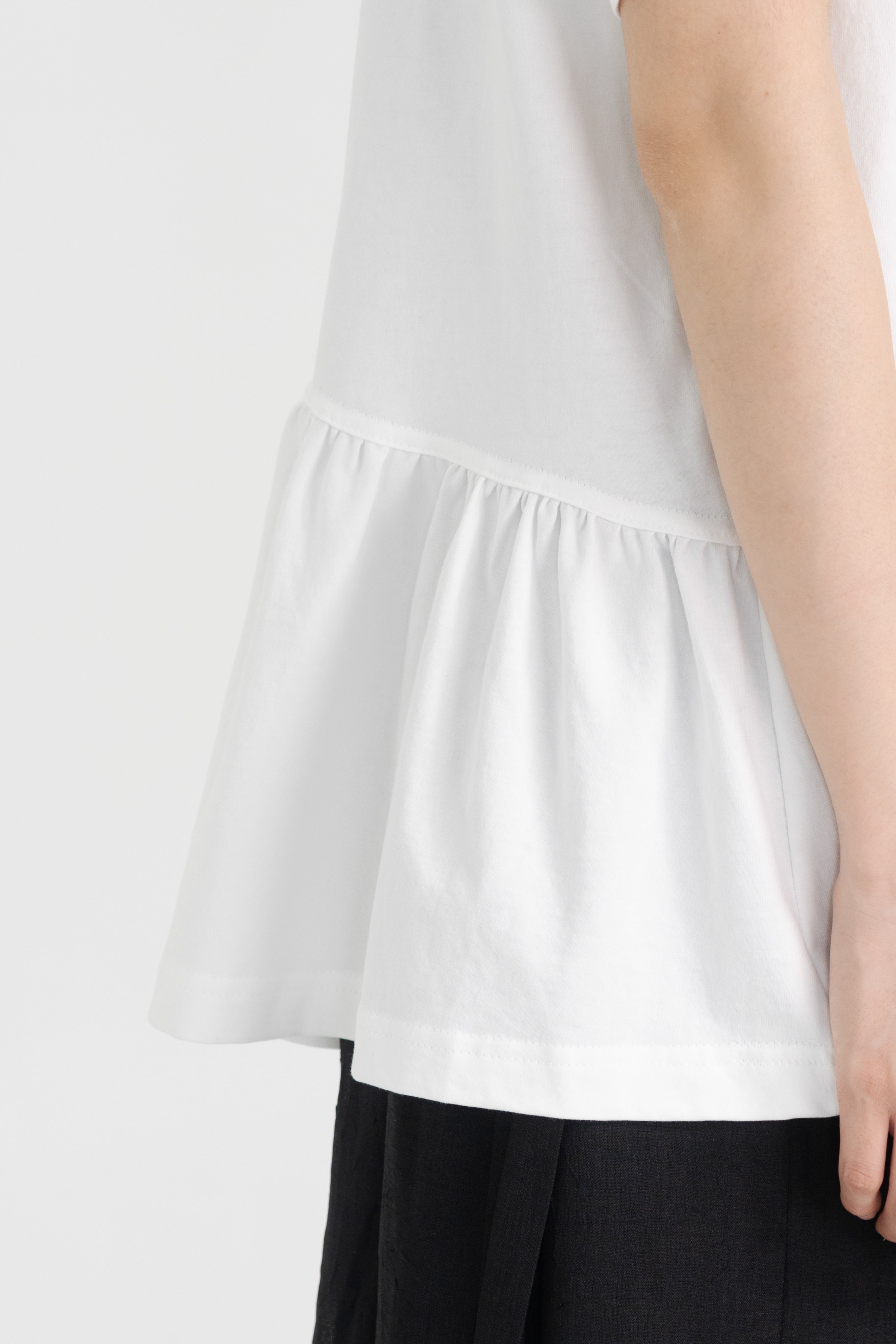 half sleeve cut line frill t shirt
