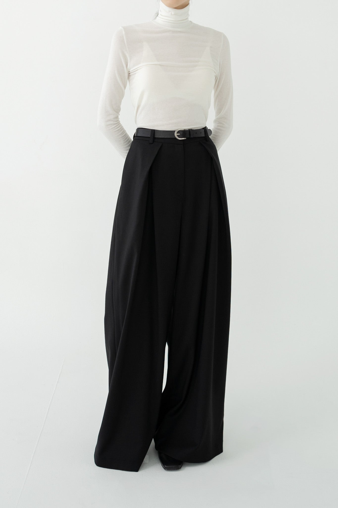 oblique tuck trouser