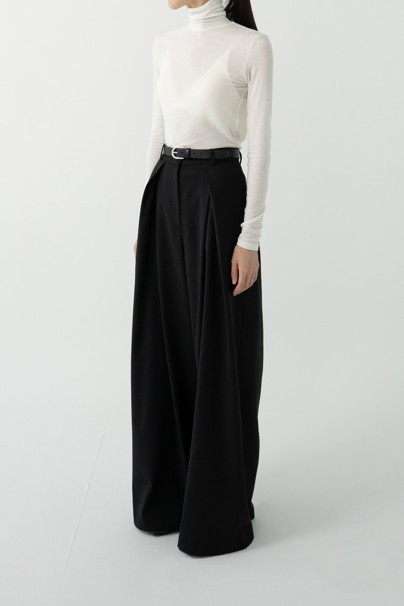 oblique tuck trouser