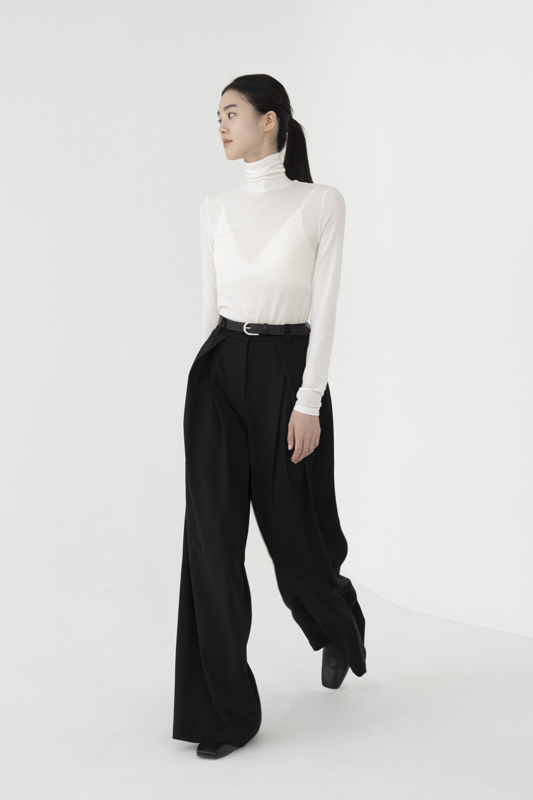 oblique tuck trouser